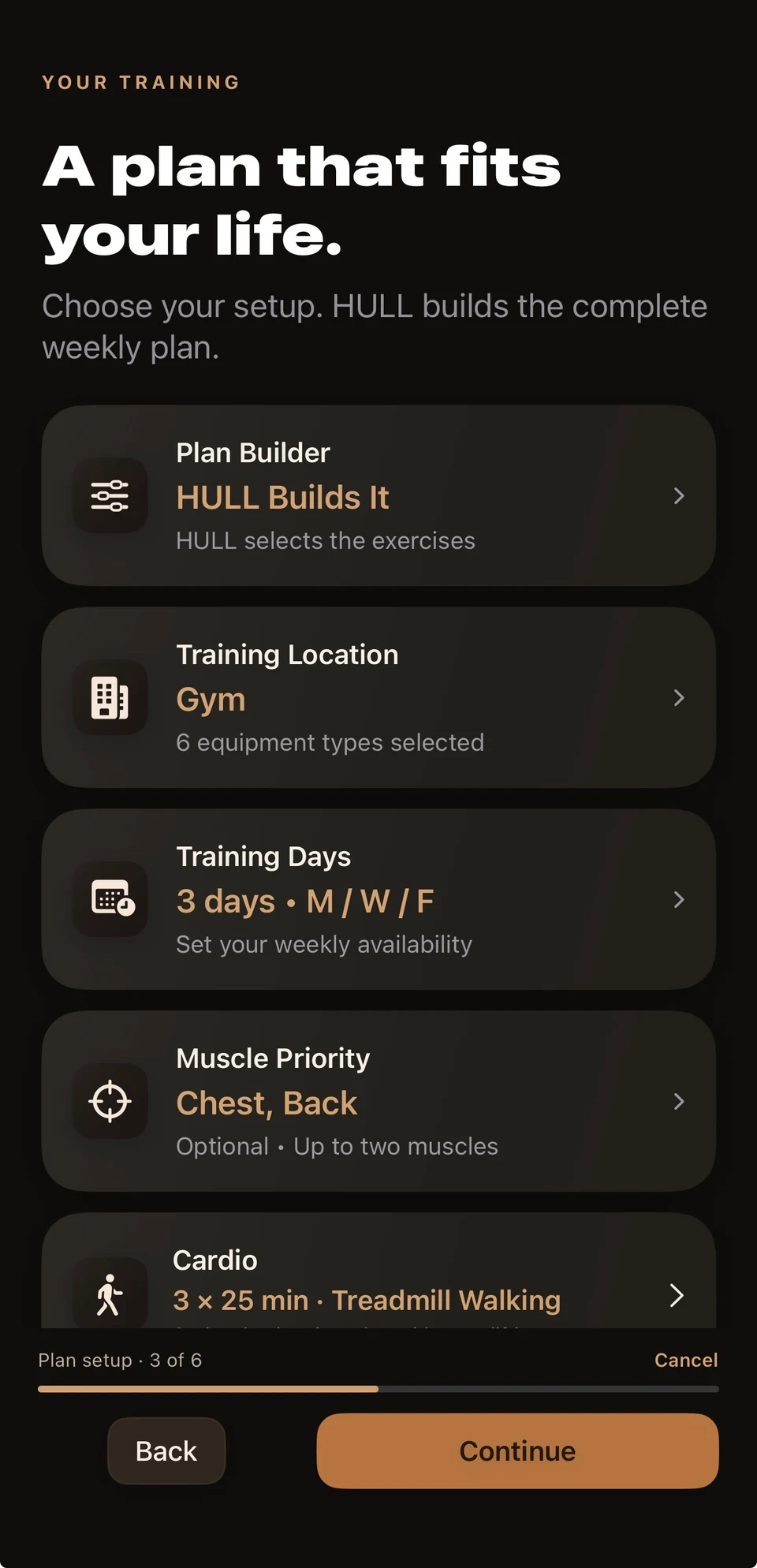 Dark-mode plan setup showing training days, equipment, muscle priorities, and cardio